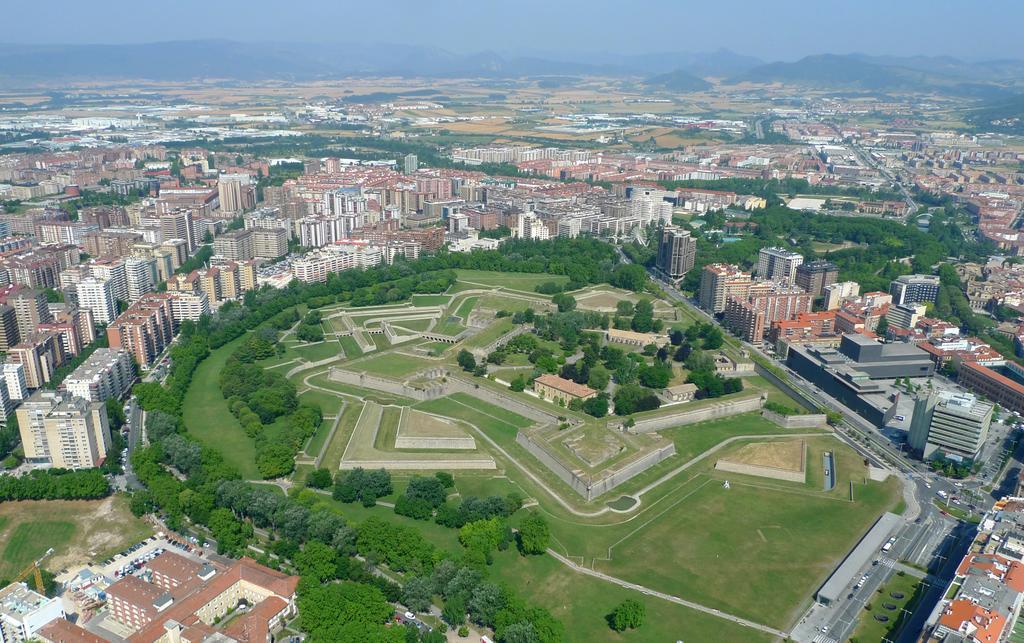 Hostal Arriazu Pamplona Ngoại thất bức ảnh