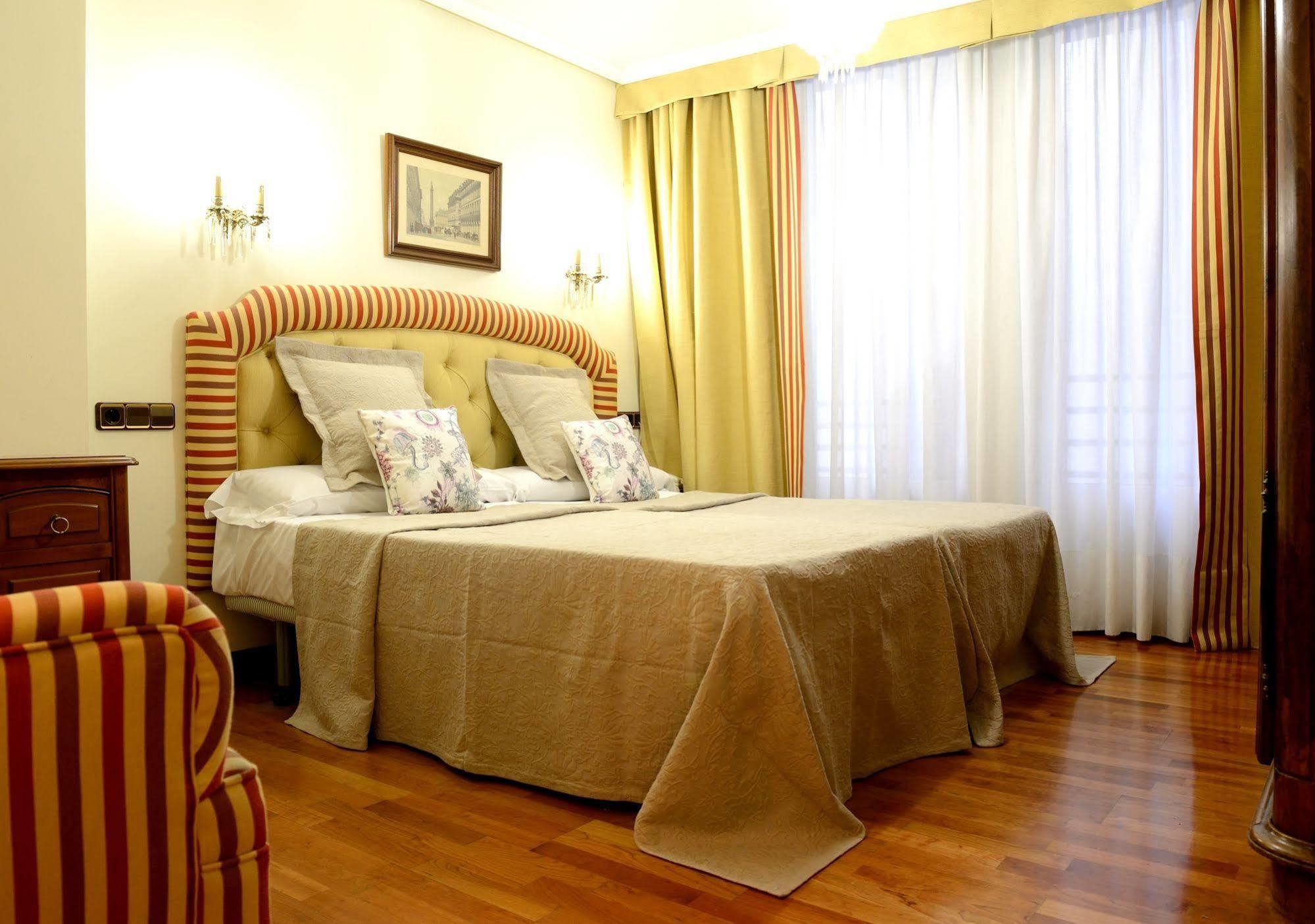 Hostal Arriazu Pamplona Ngoại thất bức ảnh