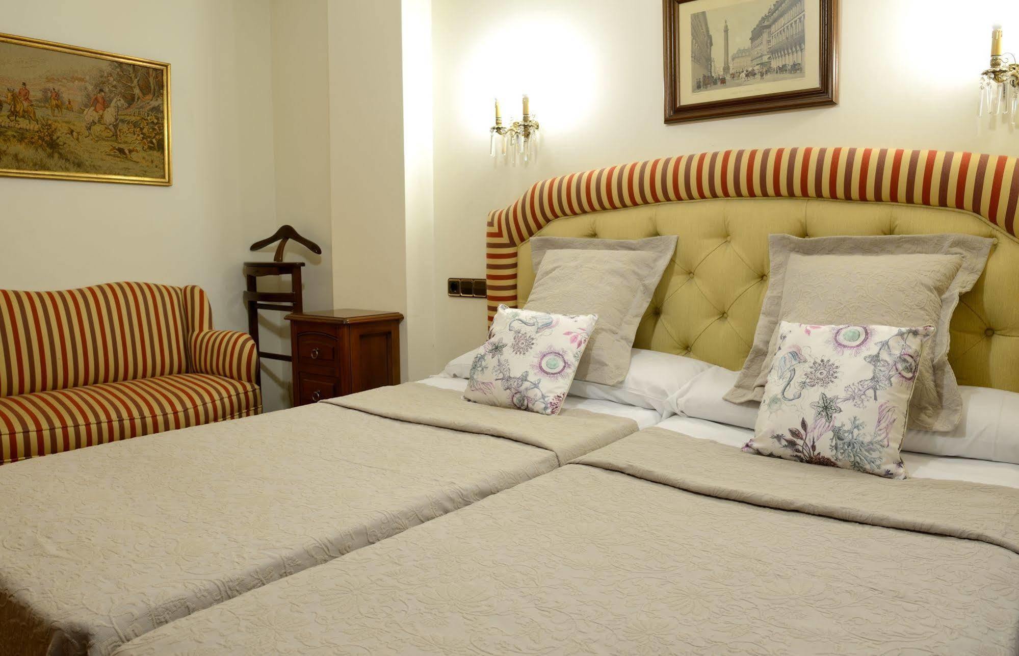 Hostal Arriazu Pamplona Ngoại thất bức ảnh